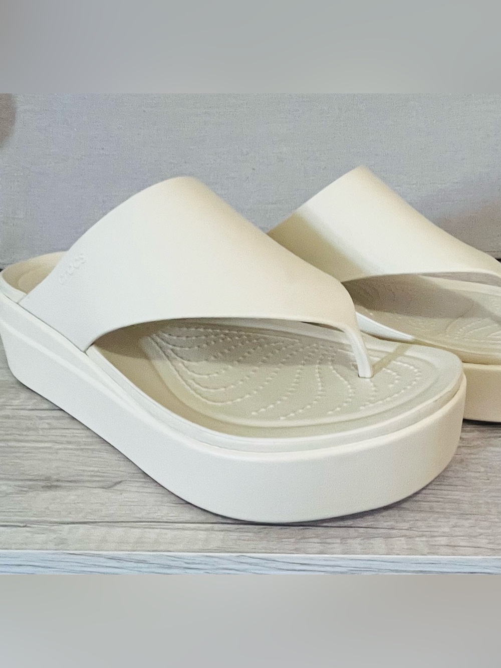 Crocs Women's Brooklyn Flip sandals